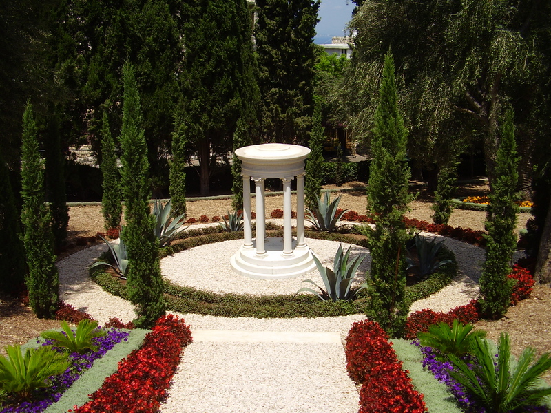 The grave of Munírih K̲h̲ánum within the Monument Gardens.