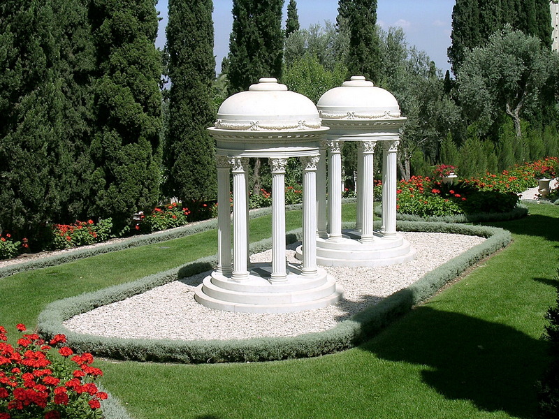 The graves of ásíyih K̲h̲ánum and Mirzá Mihdí within the Monument Gardens.